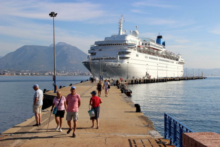 İngiliz turistleri taşıyan gemi Alanya'da