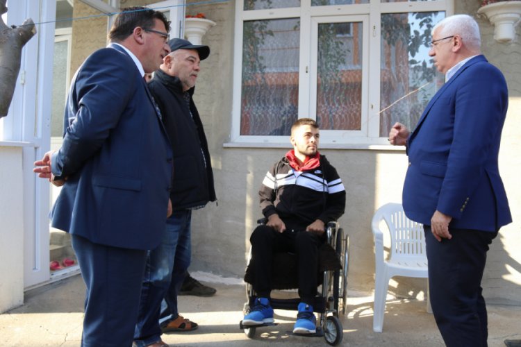 Başkan Y&uuml;ksel yaralı askeri ziyaret etti