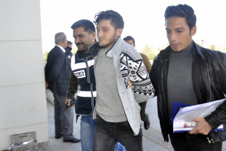 Arkadaşını boğazını kestikten sonra v&uuml;cudunun 6 yerinden daha bı&ccedil;aklamış