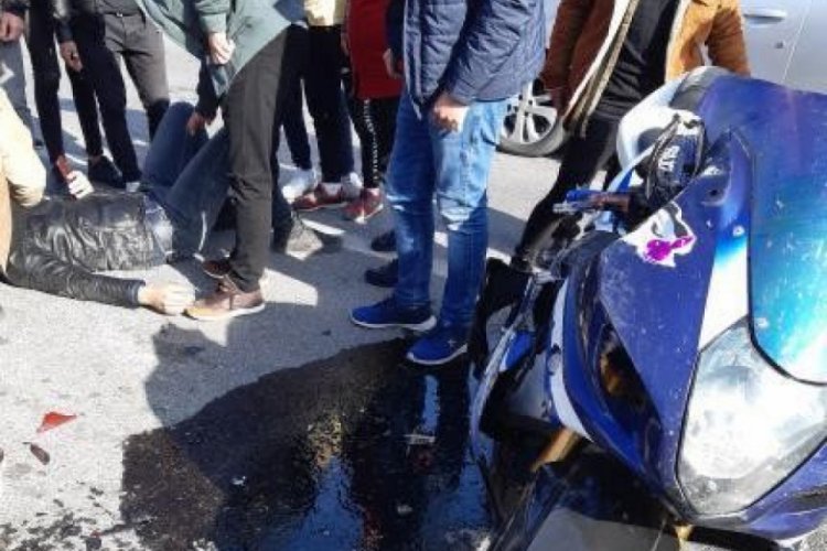Otomobil ile motosiklet &ccedil;arpıştı