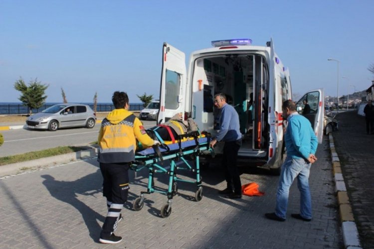 Otomobil aydınlatma direğine &ccedil;arptı