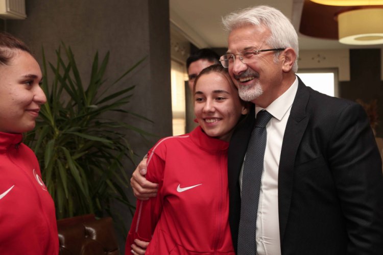 Bursa Nil&uuml;fer Belediye Başkanı Erdem d&uuml;nya şampiyonlarını ağırladı