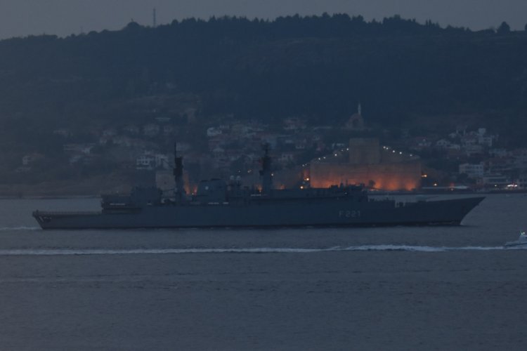 Romanya savaş gemisi &Ccedil;anakkale Boğazı'ndan ge&ccedil;ti