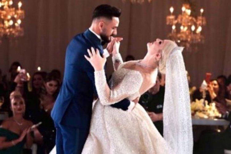 Selin Ciğerci annesiyle babasının d&uuml;ğ&uuml;n fotoğrafını paylaştı: Tesad&uuml;f&uuml;n b&ouml;ylesi