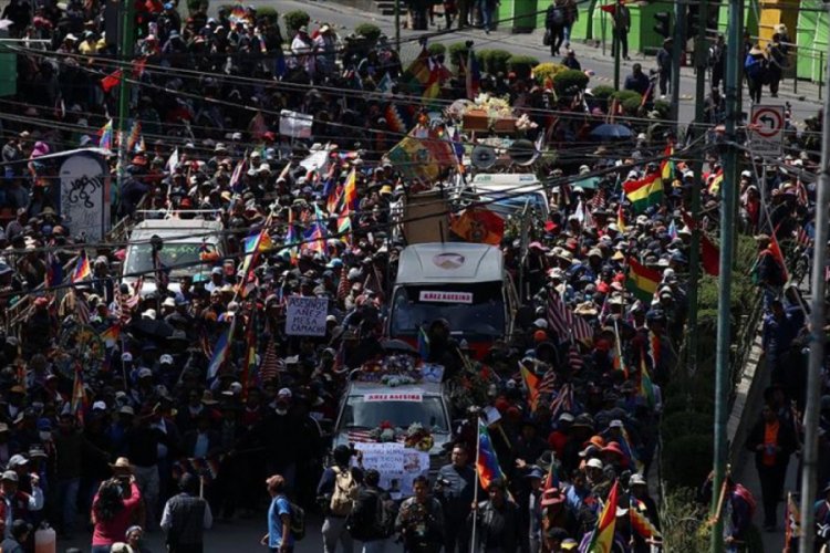 Bolivya'da cenazeleriyle y&uuml;r&uuml;mek isteyen protestoculara m&uuml;dahale