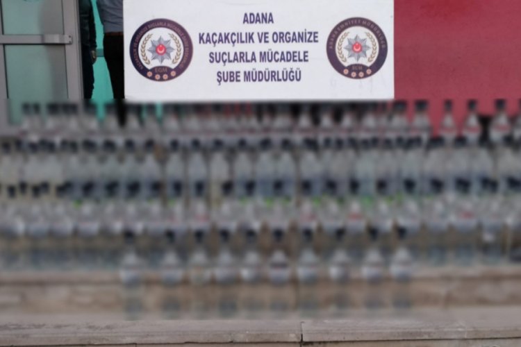 Otomobilden 180 şişe sahte i&ccedil;ki &ccedil;ıktı