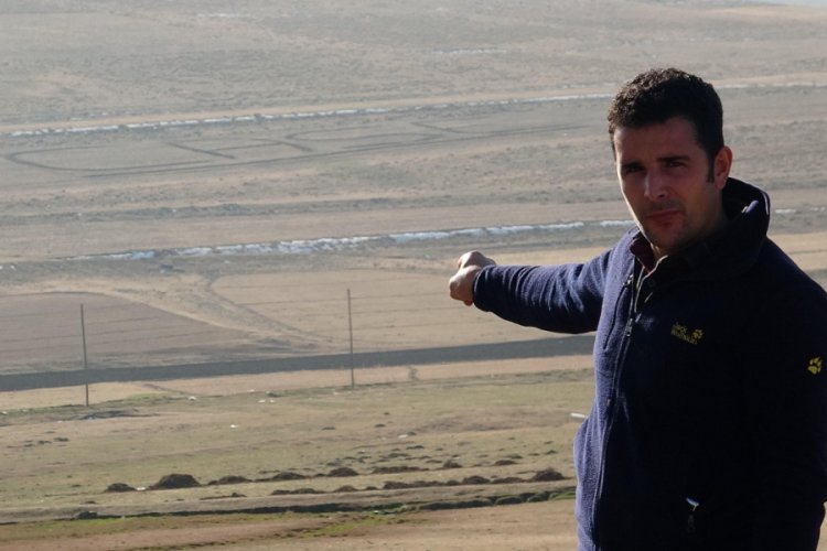 Tarladaki yazıyı uzaylılar değil, Sefa yazmış