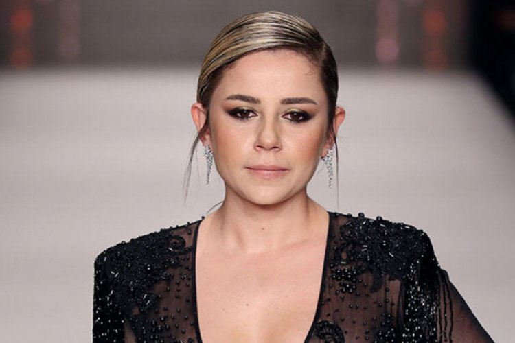 Merve &Ouml;zbey nişan &ouml;ncesi podyumda