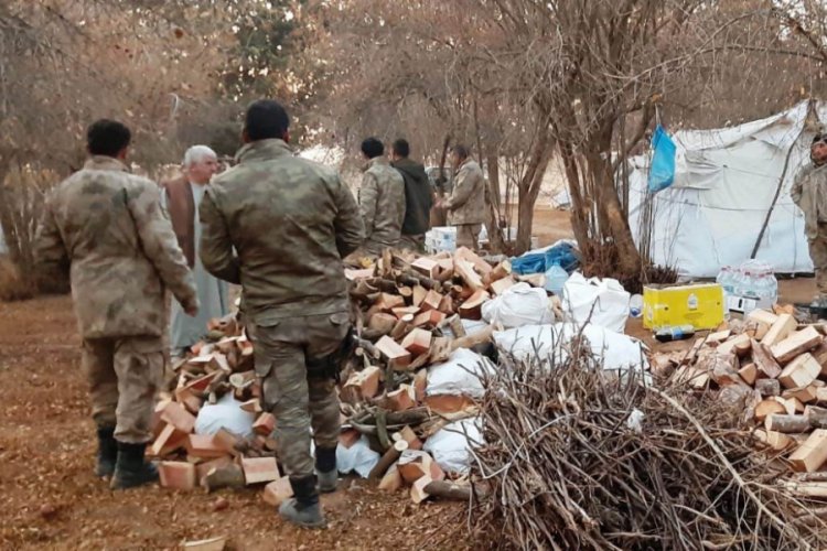 Suriye sınırındaki vatandaşlardan Mehmet&ccedil;iğe odun desteği