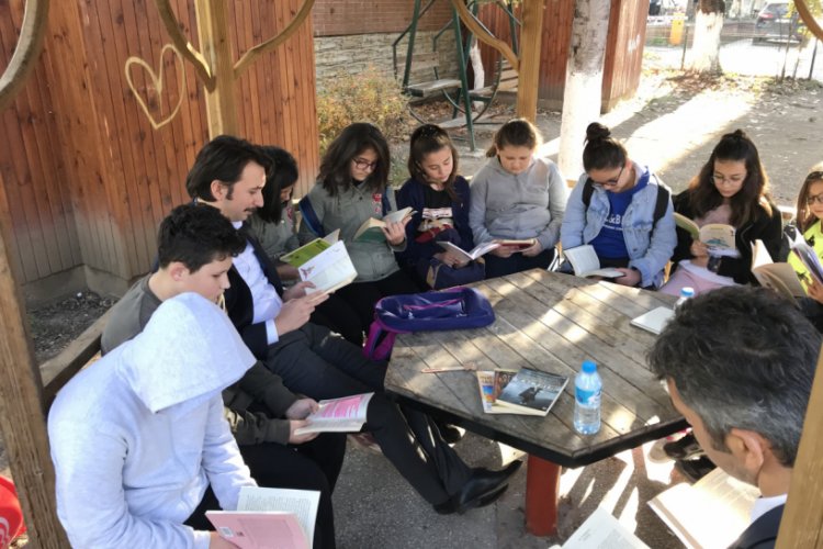 Kaymakam &Ccedil;etin &ouml;ğrencilerle birlikte kitap okudu