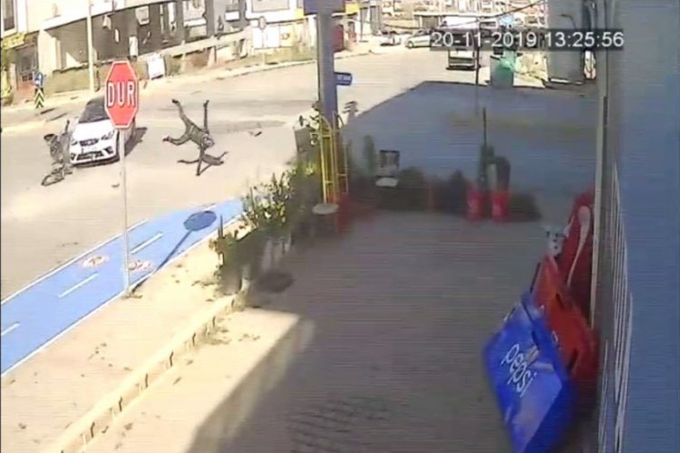 Motosiklet s&uuml;r&uuml;c&uuml;s&uuml;n&uuml;n havada taklalar attığı anlar g&uuml;venlik kamerasında