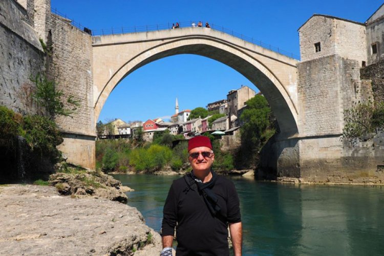 40 &uuml;lke gezdi, a&ccedil;tığı fotoğraf sergisiyle 350 &ccedil;ocuğu giydirdi