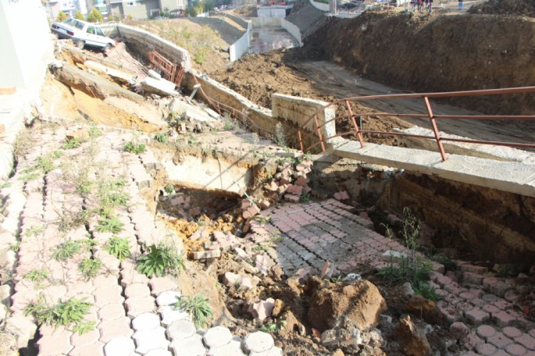 İstinat duvarı &ccedil;&ouml;kt&uuml;, 6 katlı bina tahliye edildi