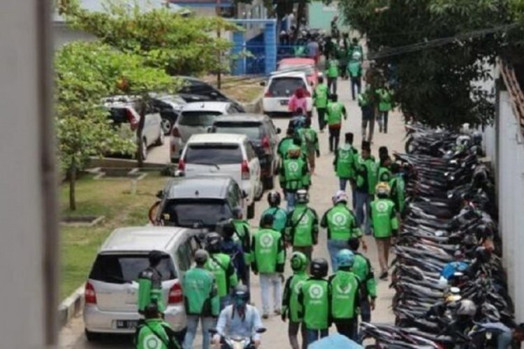 Taksiciler hastanenin morgunda 'rehin kalan' bebeğin cenazesini aldı
