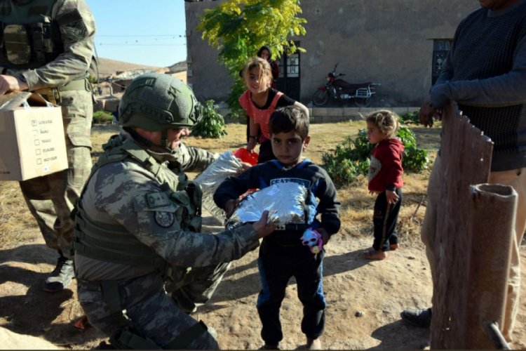 Suriyeli &ccedil;ocuklara kıyafet ve oyuncak hediyesi