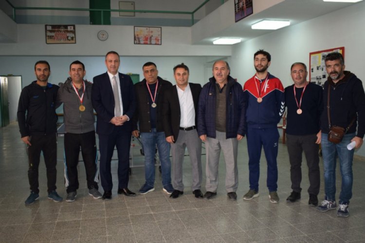 &Ouml;ğretmenler masa tenisi turnuvasında buluştu