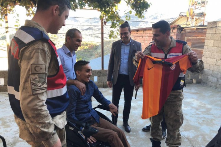 Mehmet&ccedil;ik engelli Serhat'ın hayalini ger&ccedil;ekleştirdi