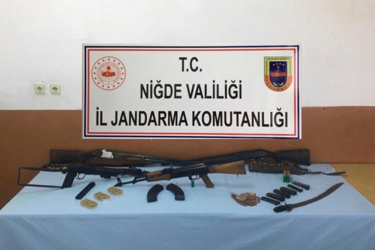 Eşinin şalvarına Kalaşnikof sakladı