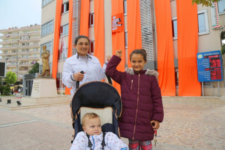 Kadına şiddete karşı turuncuya b&uuml;r&uuml;nd&uuml;