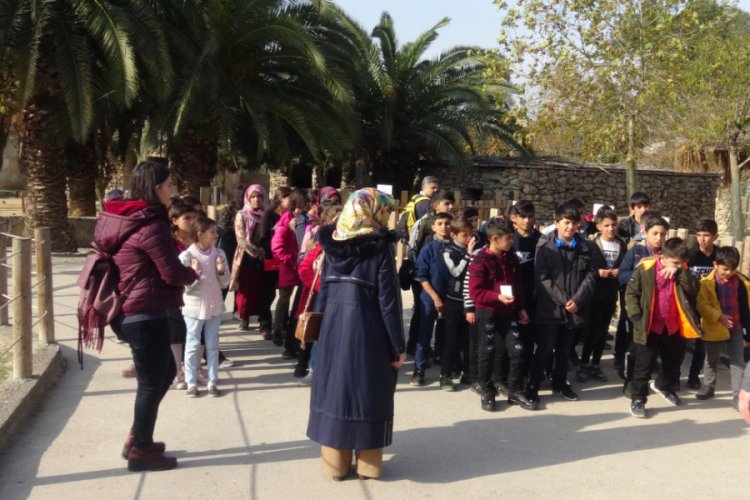 Erzurum'dan Darıca'ya gelen &ouml;ğrenciler hayvanat bah&ccedil;esini gezdi