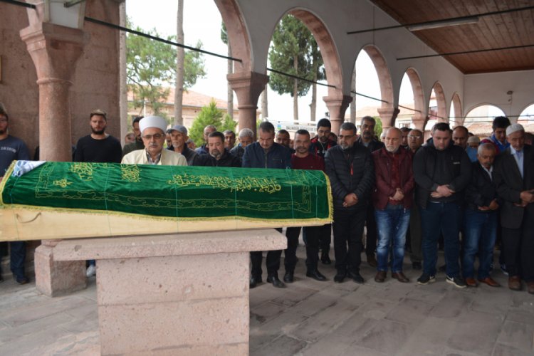 Yaban arılarının saldırısı sonucu hayatını kaybeden Ali Fo&ccedil;alıoğlu g&ouml;zyaşlarıyla son yolculuğuna uğurlandı