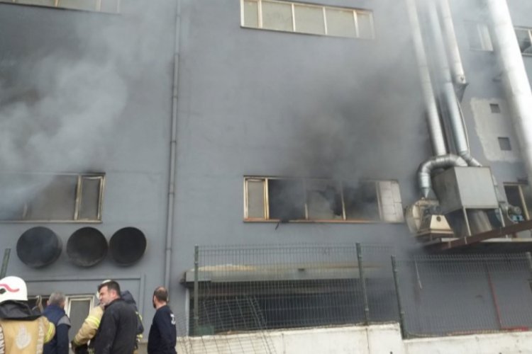 4 katlı kağıt fabrikasında yangın