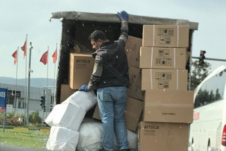 Eşyaları tutarak giden şahsın bulunduğu kamyonetin s&uuml;r&uuml;c&uuml;s&uuml;ne ceza