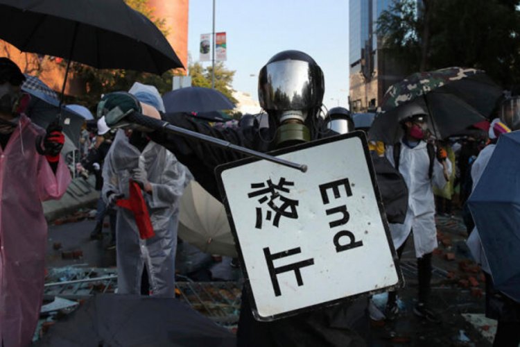 Hong Kong'da maske yasağı devam edecek