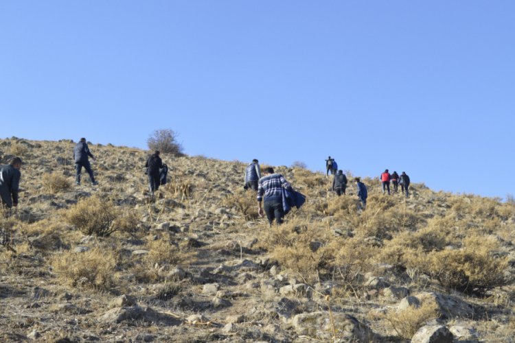 Ağrı'da &ouml;ğretmenler Bubi Dağı'na tırmandı