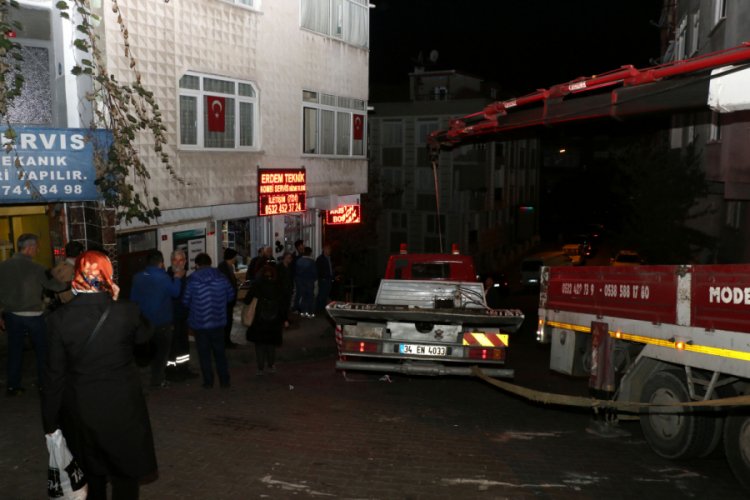 Anne ile &ccedil;ocuklarını kamyonetin altında kalmaktan kurtarma anı kamerada