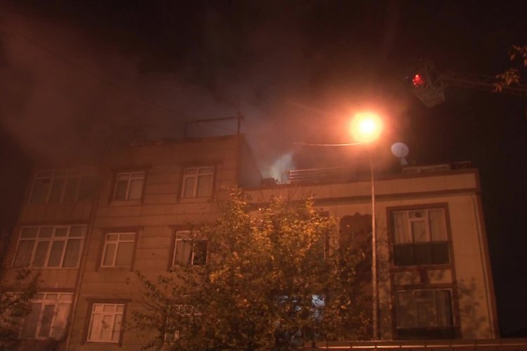 İstanbul 4 katlı binanın &ccedil;atısı alev alev yandı