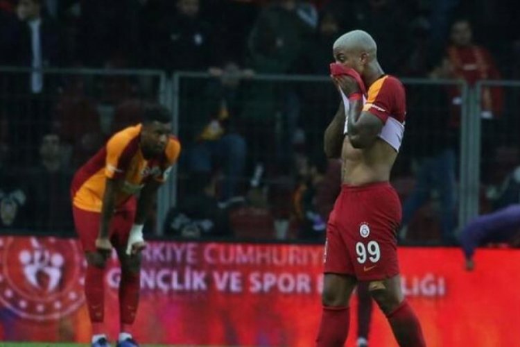 Galatasaraylı futbolcular, taraftarlardan &ouml;z&uuml;r diledi