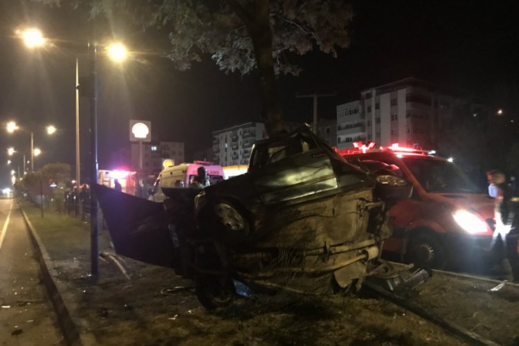 Bursa'da ağaca çarpan araçta feci ölüm