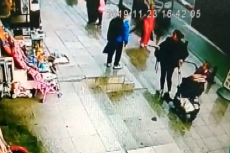 Kontrolden &ccedil;ıkan ara&ccedil; kaldırımdaki yayaların arasına daldı