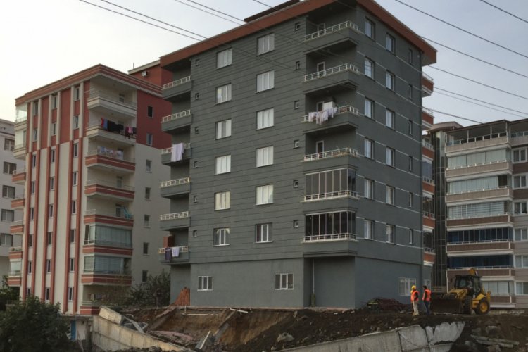 İstinat duvarı &ccedil;&ouml;ken bina sağlam &ccedil;ıktı