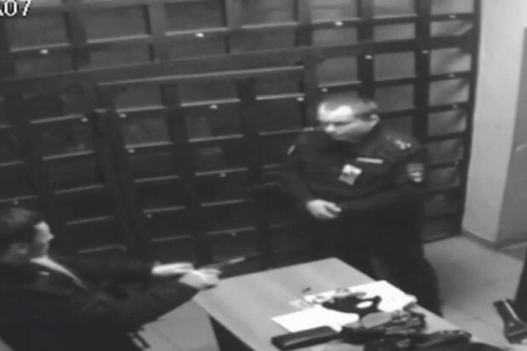 G&ouml;zaltında polise silah &ccedil;ekti