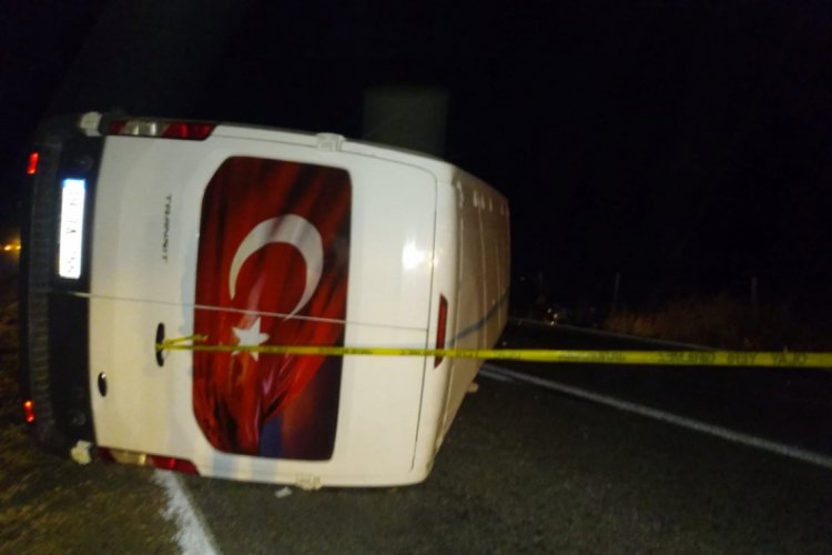 Minib&uuml;s ile otomobil &ccedil;arpıştı: 4 &ouml;l&uuml;, 4 yaralı