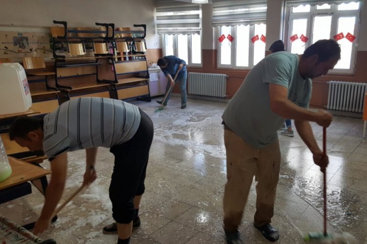 &Ouml;ğretmenler, ara tatilde okulu temizledi