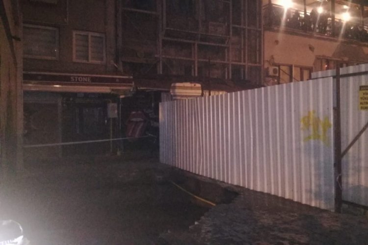 İzmir'de yol &ccedil;&ouml;kt&uuml;: 3 kişi &ccedil;ukura d&uuml;şt&uuml;