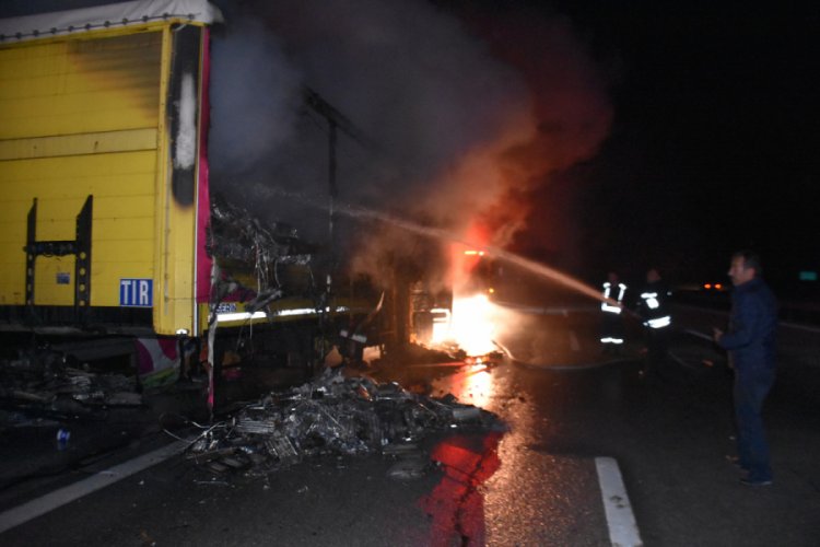 TIR'ın dorsesindeki tonlarca sucuk bağırsağı yandı