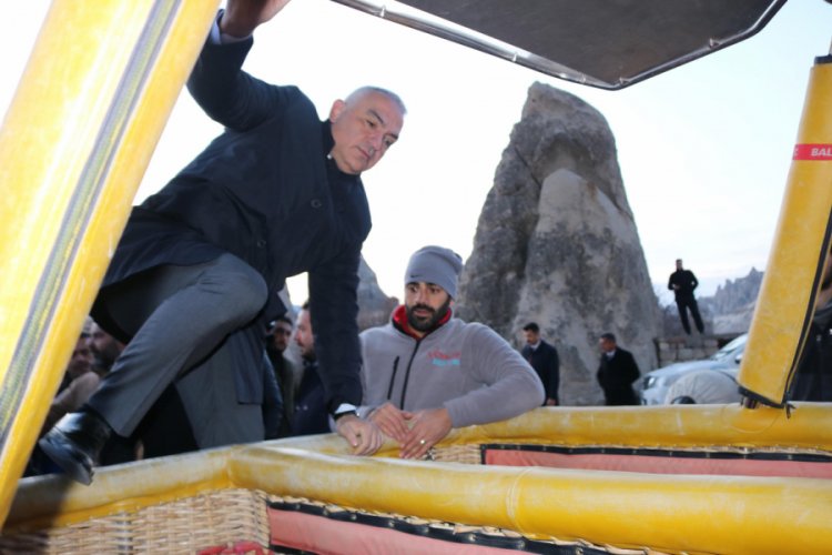 Bakan Ersoy, sıcak hava balonuyla Kapadokya'yı gezdi