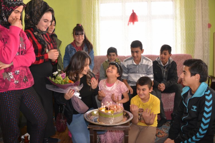&Ouml;ğrencilerinden Gamze &ouml;ğretmene s&uuml;rpriz kutlama