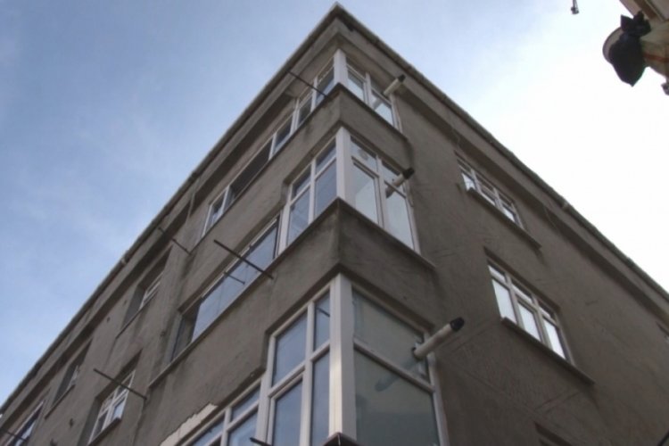Evine giren hırsızı &ccedil;atıya kilitleyip polisi aradı