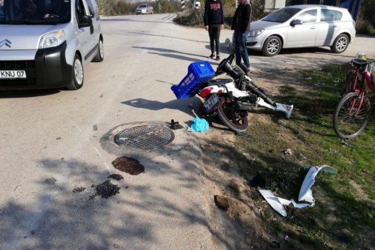 Bursa'da otomobil ile motosiklet kafa kafaya &ccedil;arpıştı