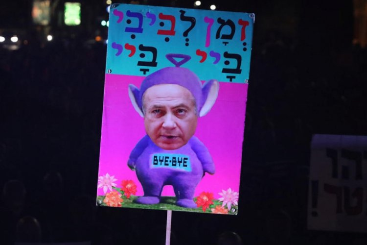 Tel Aviv'de y&uuml;zlerce protestocu Netanyahu'nun istifasını istedi
