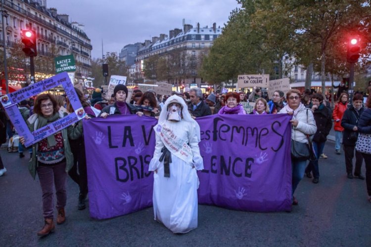 Paris'te binlerce kişi kadına şiddete karşı y&uuml;r&uuml;d&uuml;