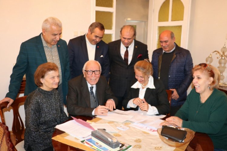 86 yaşındaki &ouml;ğretmene &ouml;ğrencilerinden vefa