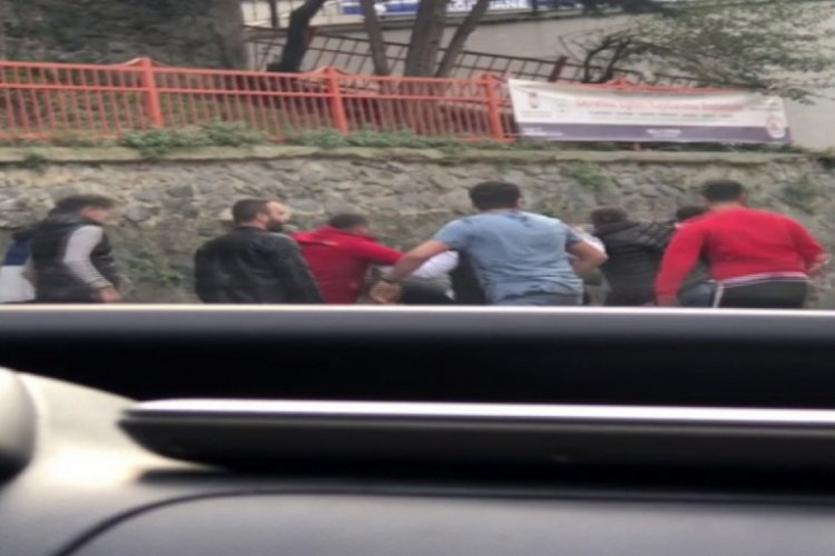 Feci &ouml;l&uuml;m sonrası tekme ve tokatlı kavga kamerada