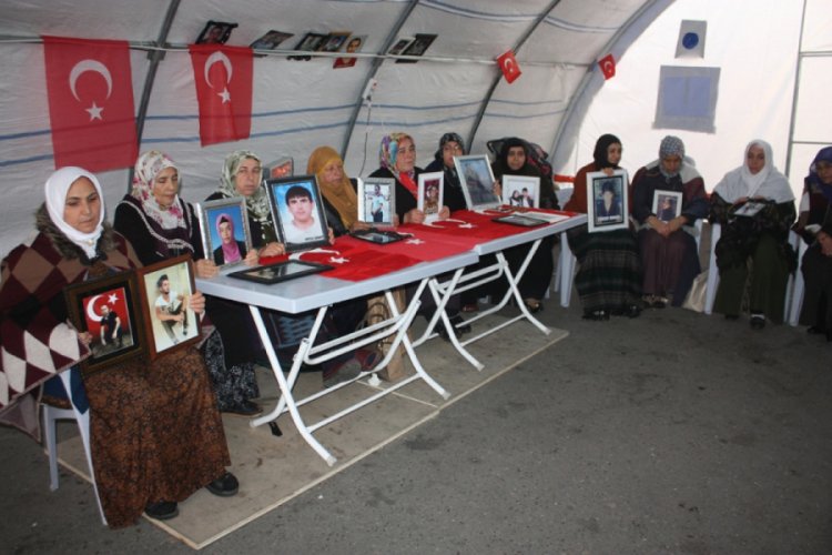 HDP &ouml;n&uuml;ndeki ailelerin evlat n&ouml;beti 83'&uuml;nc&uuml; g&uuml;n&uuml;nde