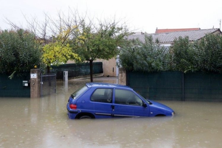 Fransa'da sel felaketi: 2 &ouml;l&uuml;